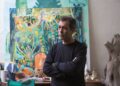 O artista plástico no ateliê que mantém em Leiria