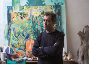 O artista plástico no ateliê que mantém em Leiria