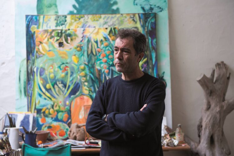 O artista plástico no ateliê que mantém em Leiria