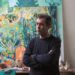 O artista plástico no ateliê que mantém em Leiria
