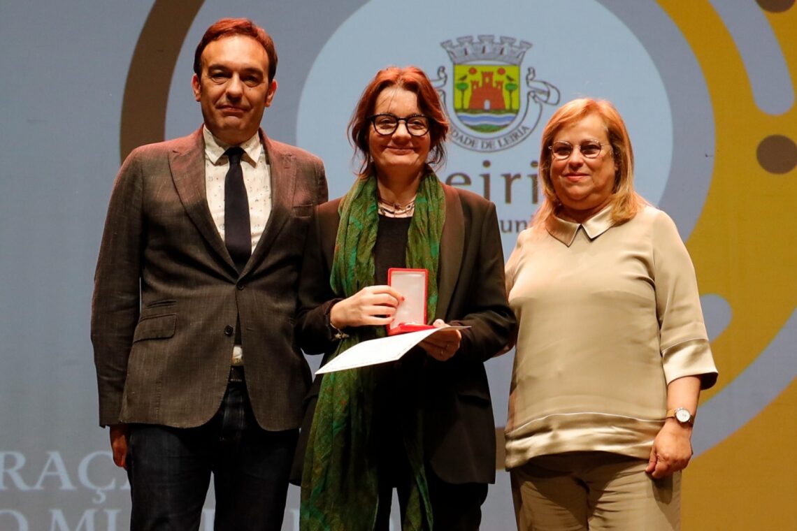 Leiria distinguiu hoje várias instituições, personalidades e empresas, entre as quais Maria de Jesus ('senhora das castanhas') e a Livraria Arquivo