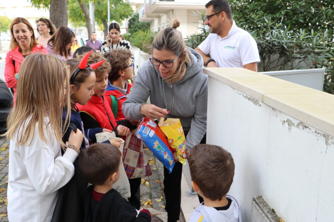 Na urbanização, às portas da cidade, vários vizinhos abriram a porta para receber as crianças