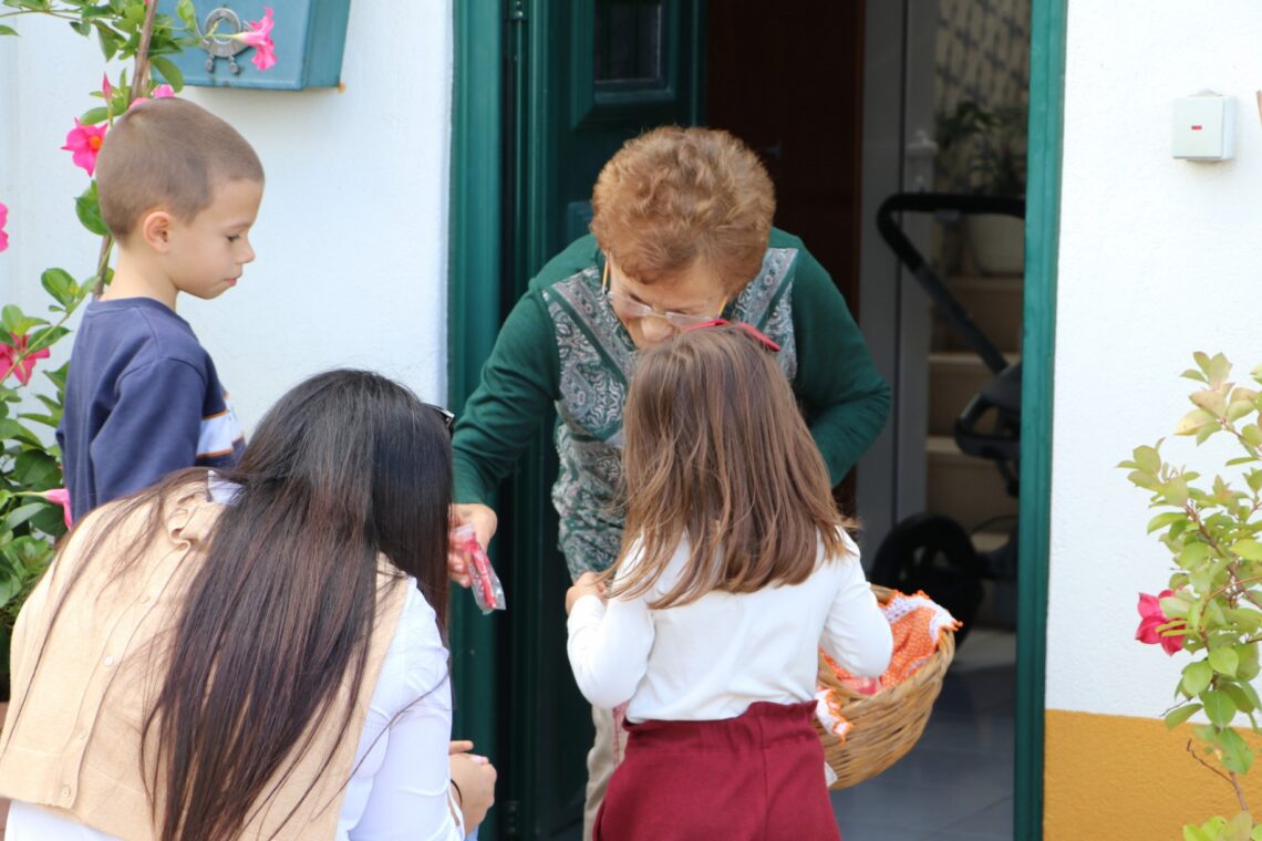 A Maria da Luz recorda os tempos em que se ofereciam nozes, romãs e tremoços