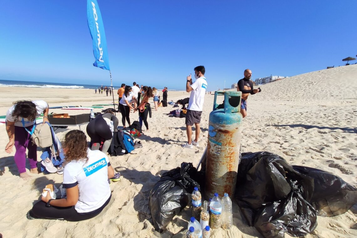 Acção de limpeza esta manhã na Praia do Pedrógão