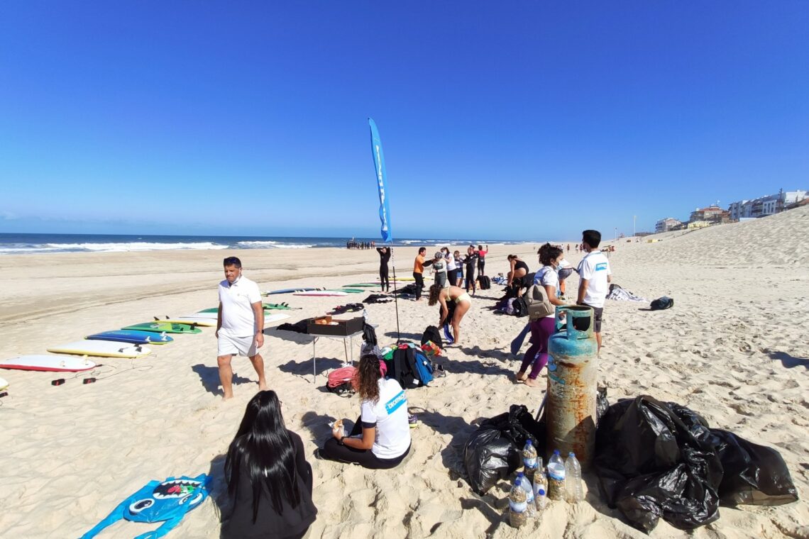 Acção de limpeza esta manhã na Praia do Pedrógão