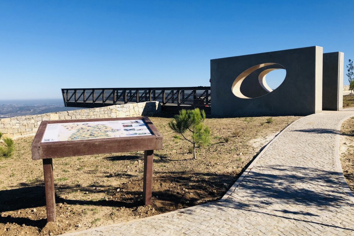 Miradouro de Chão das Pias, uma “varanda” sobre Porto de Mós