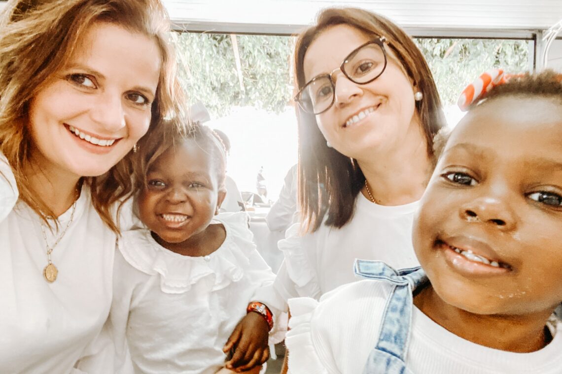 Ana Alves, à esquerda na foto, diz que este “é também um projecto da família”, que a apoia durante o acolhimento