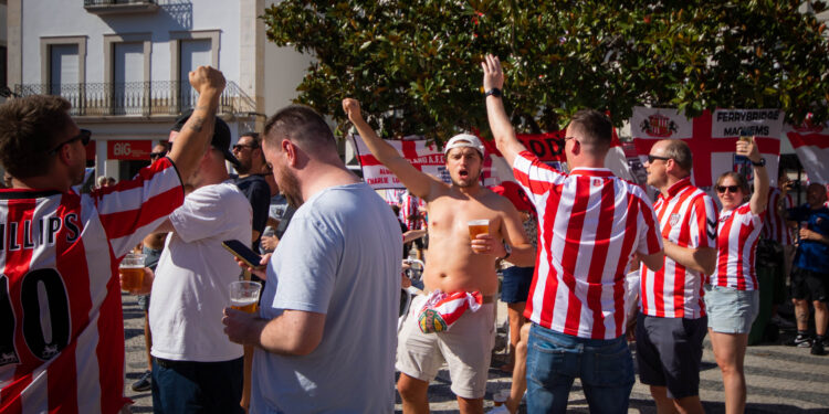 Adeptos do Sunderland ‘invadem’ centro de Leiria antes do jogo contra Torreense