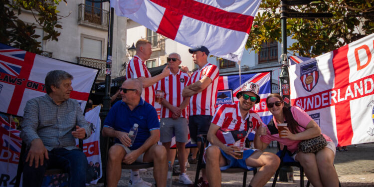 Adeptos do Sunderland ‘invadem’ centro de Leiria antes do jogo contra Torreense