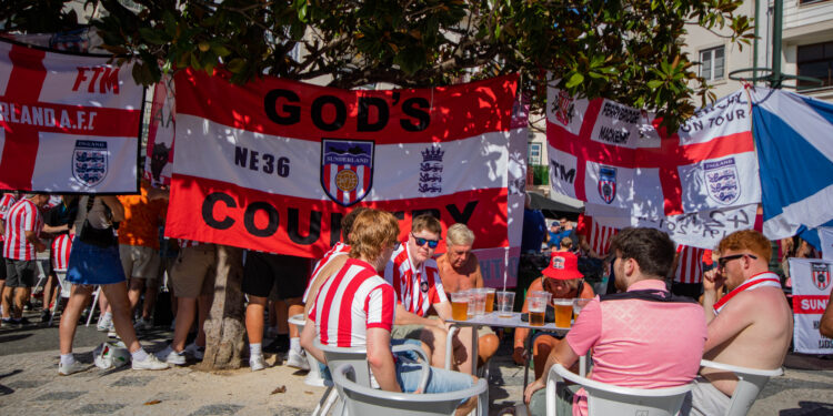 Adeptos do Sunderland ‘invadem’ centro de Leiria antes do jogo contra Torreense