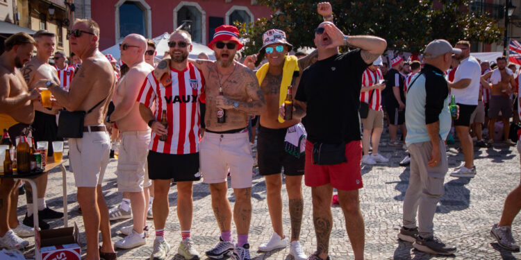 Adeptos do Sunderland ‘invadem’ centro de Leiria antes do jogo contra Torreense