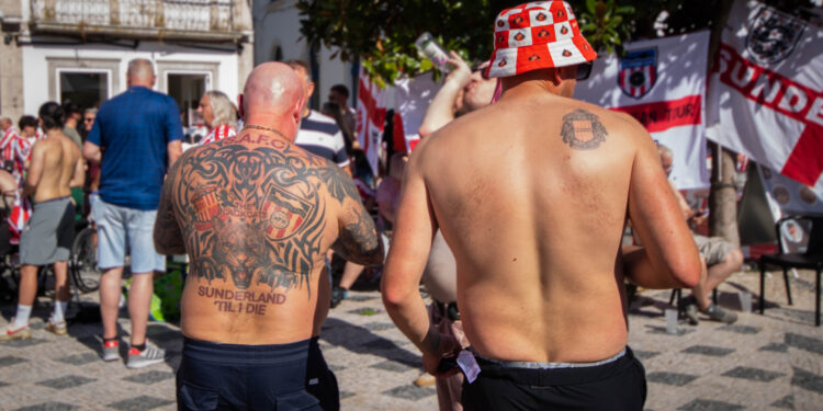 Adeptos do Sunderland ‘invadem’ centro de Leiria antes do jogo contra Torreense