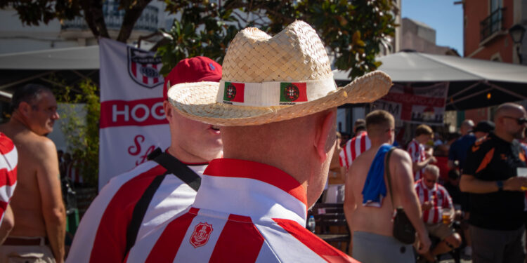 Adeptos do Sunderland ‘invadem’ centro de Leiria antes do jogo contra Torreense
