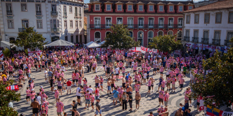 Adeptos do Sunderland ‘invadem’ centro de Leiria antes do jogo contra Torreense