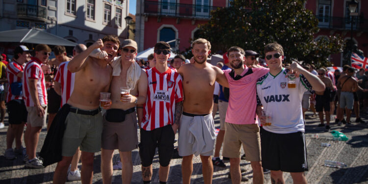 Adeptos do Sunderland ‘invadem’ centro de Leiria antes do jogo contra Torreense