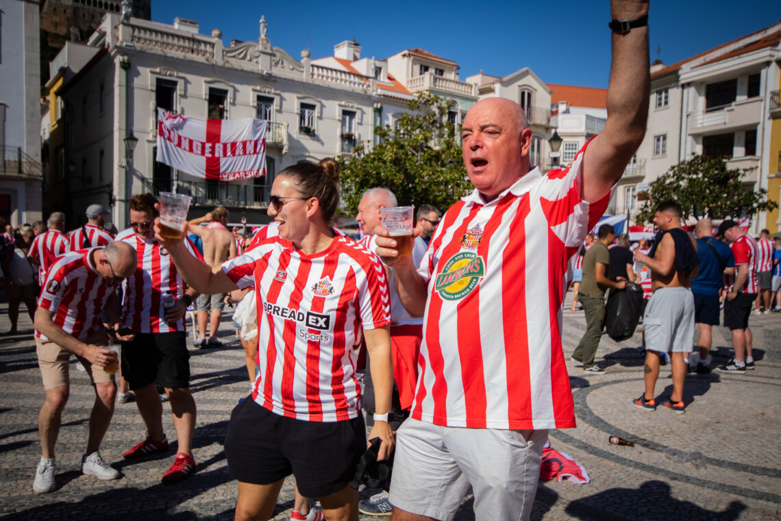 Adeptos do Sunderland ‘invadem’ centro de Leiria antes do jogo contra Torreense