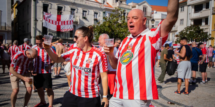 Adeptos do Sunderland ‘invadem’ centro de Leiria antes do jogo contra Torreense
