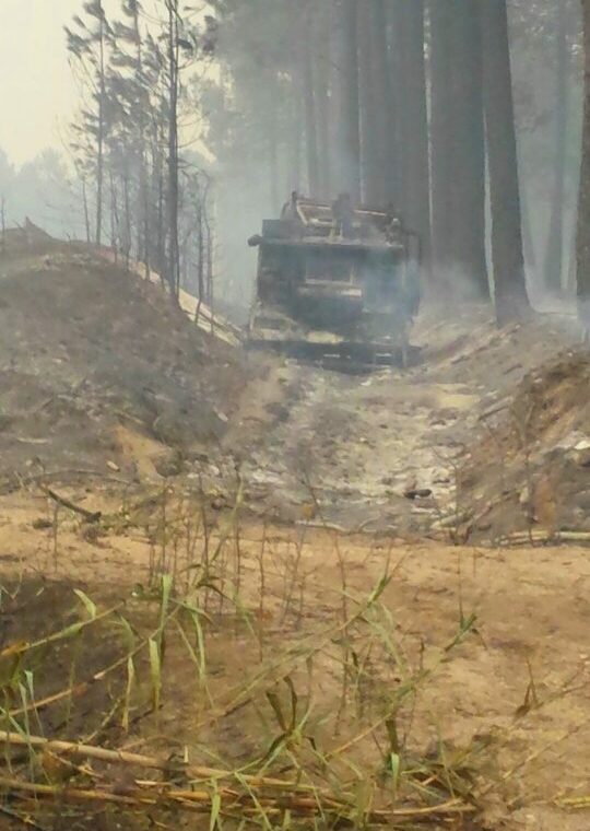 Carro dos BM de Leiria destruído (Foto: Hugo Albuquerque)
