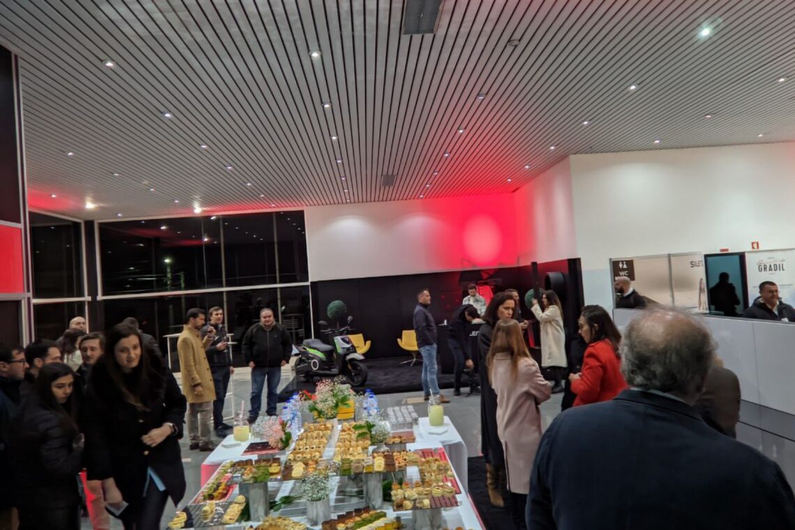 Stand ocupa o antigo stand da Smart, em Leiria