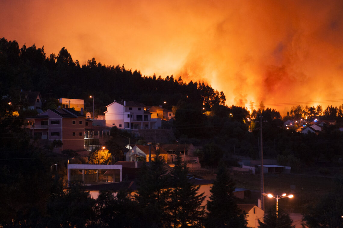 Incêndio da Caranguejeira mantém três frentes activas e bombeiros em alerta