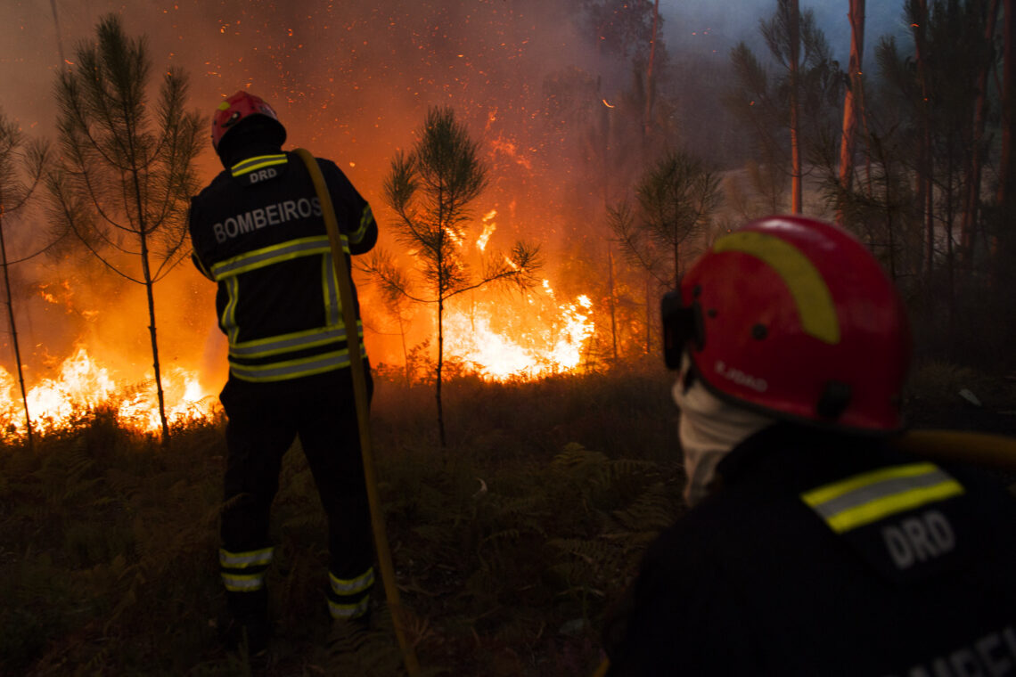 Incêndio da Caranguejeira mantém três frentes activas e bombeiros em alerta