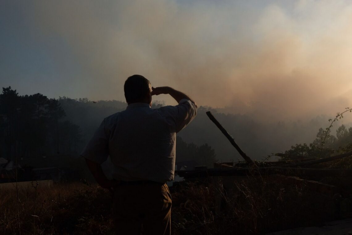 Incêndio chegou a mobilizar mais de uma dezena de meios aéreos durante a tarde