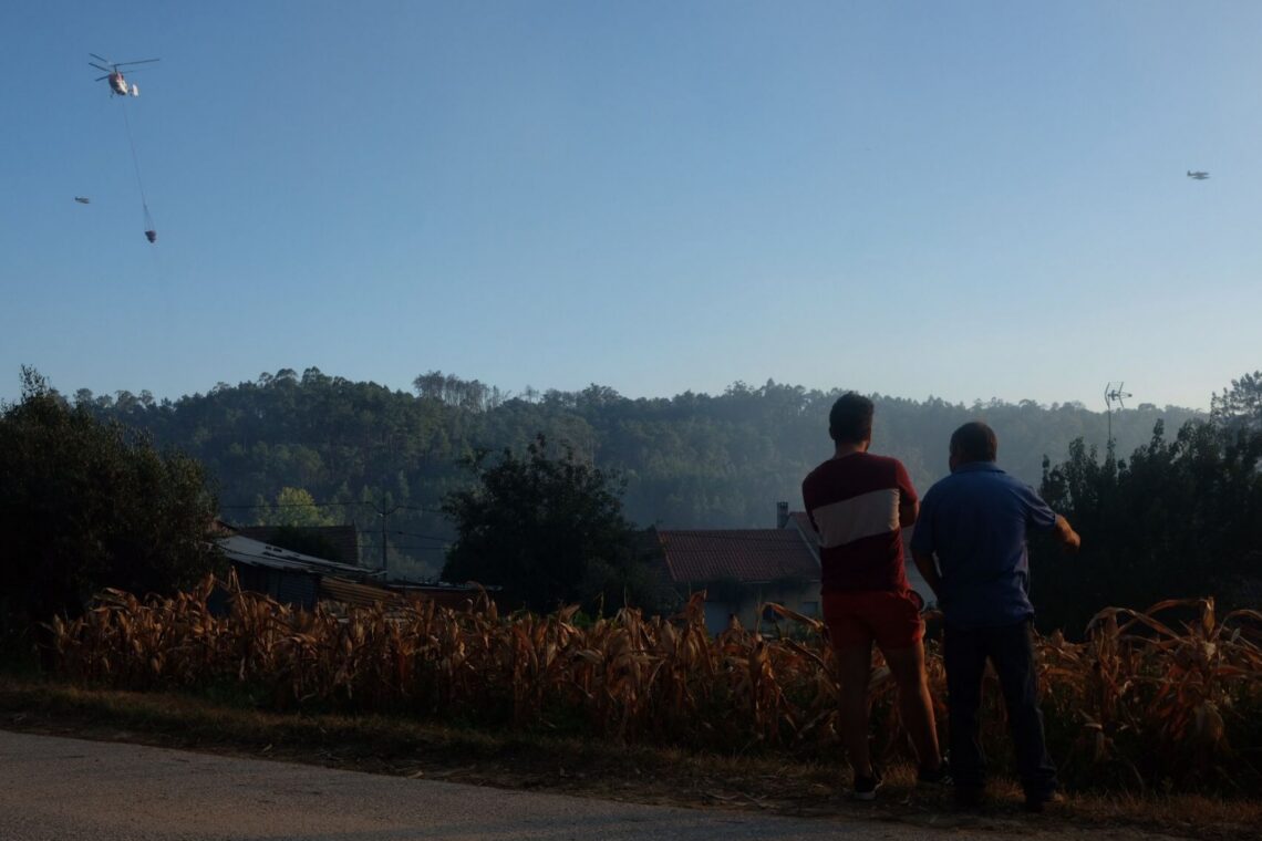 Incêndio chegou a mobilizar mais de uma dezena de meios aéreos durante a tarde