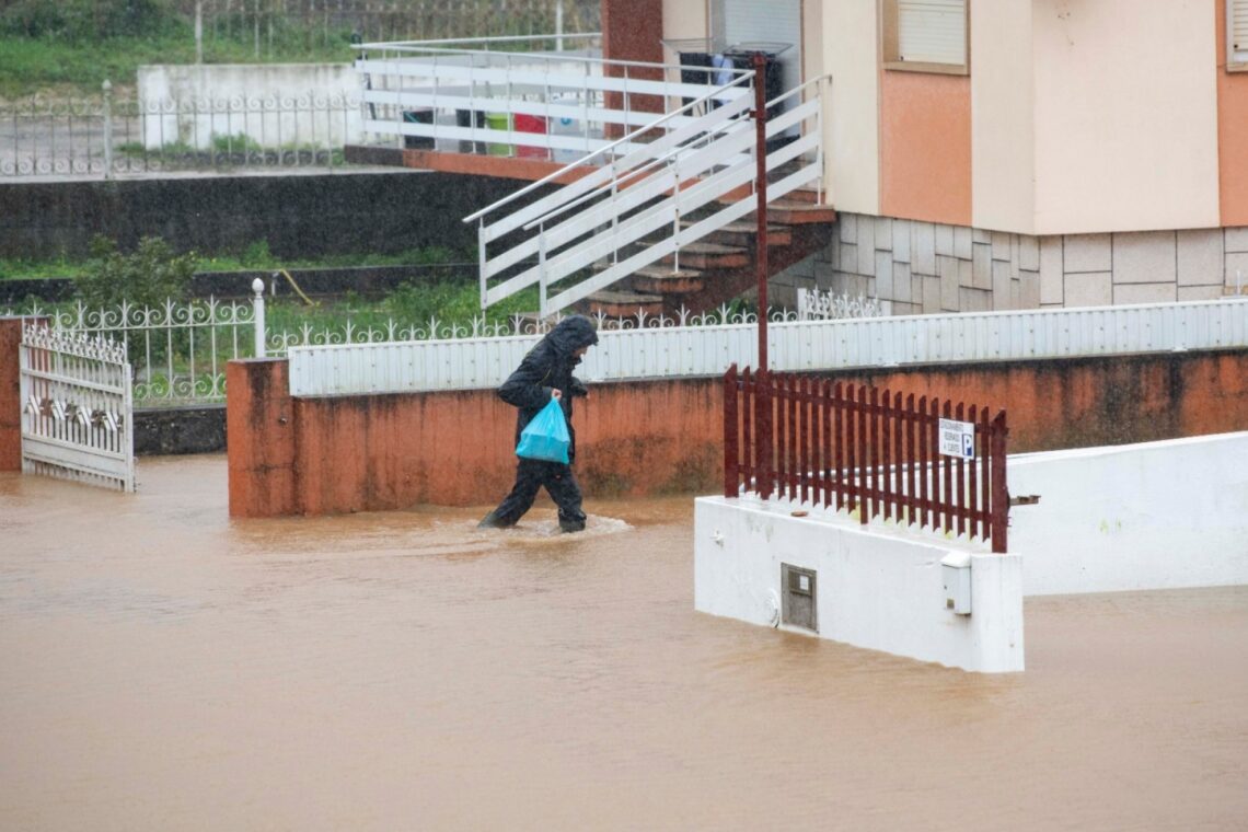 Leiria com 14 ruas e estradas cortadas devido à chuva intensa e cheias