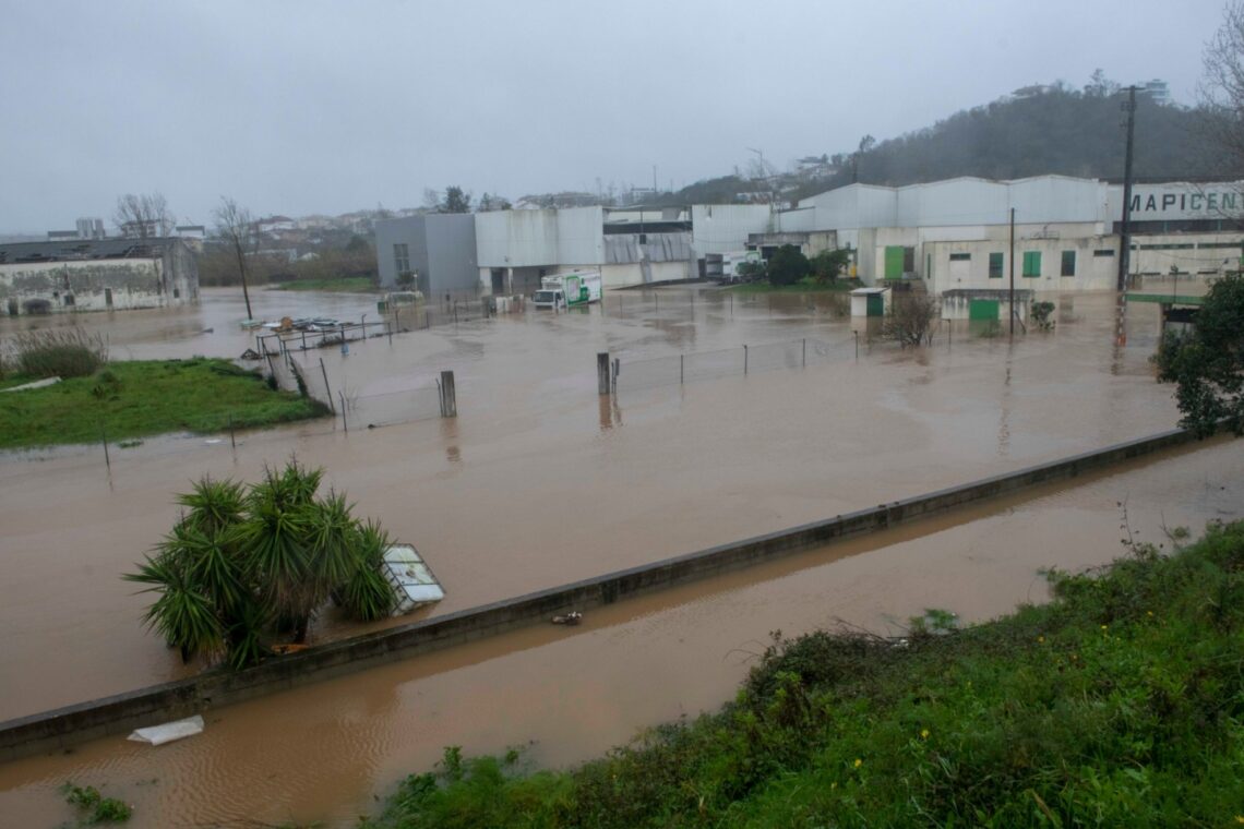 Leiria com 14 ruas e estradas cortadas devido à chuva intensa e cheias