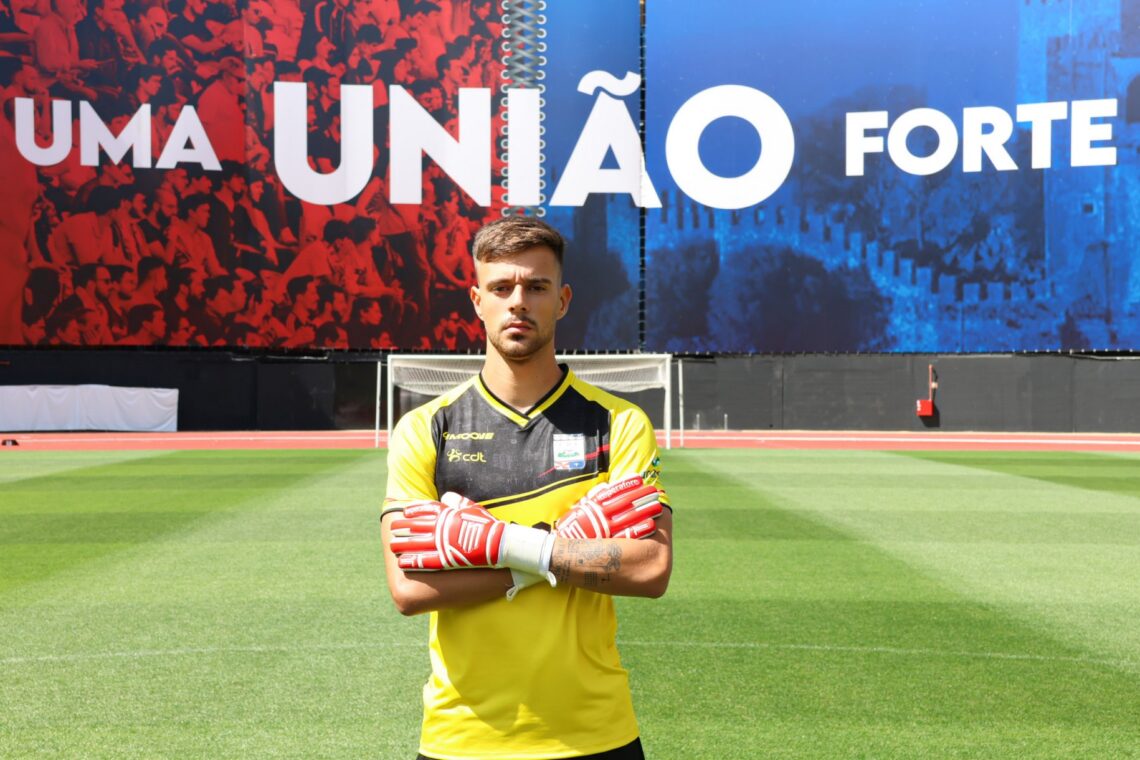 Guarda-redes João Oliveira foi contratado por uma temporada