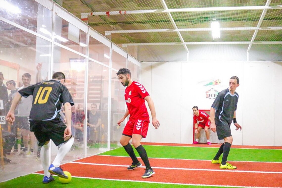 Cada partida de jorkyball é disputada dois contra dois, havendo em cada equipa um defesa e um avançado