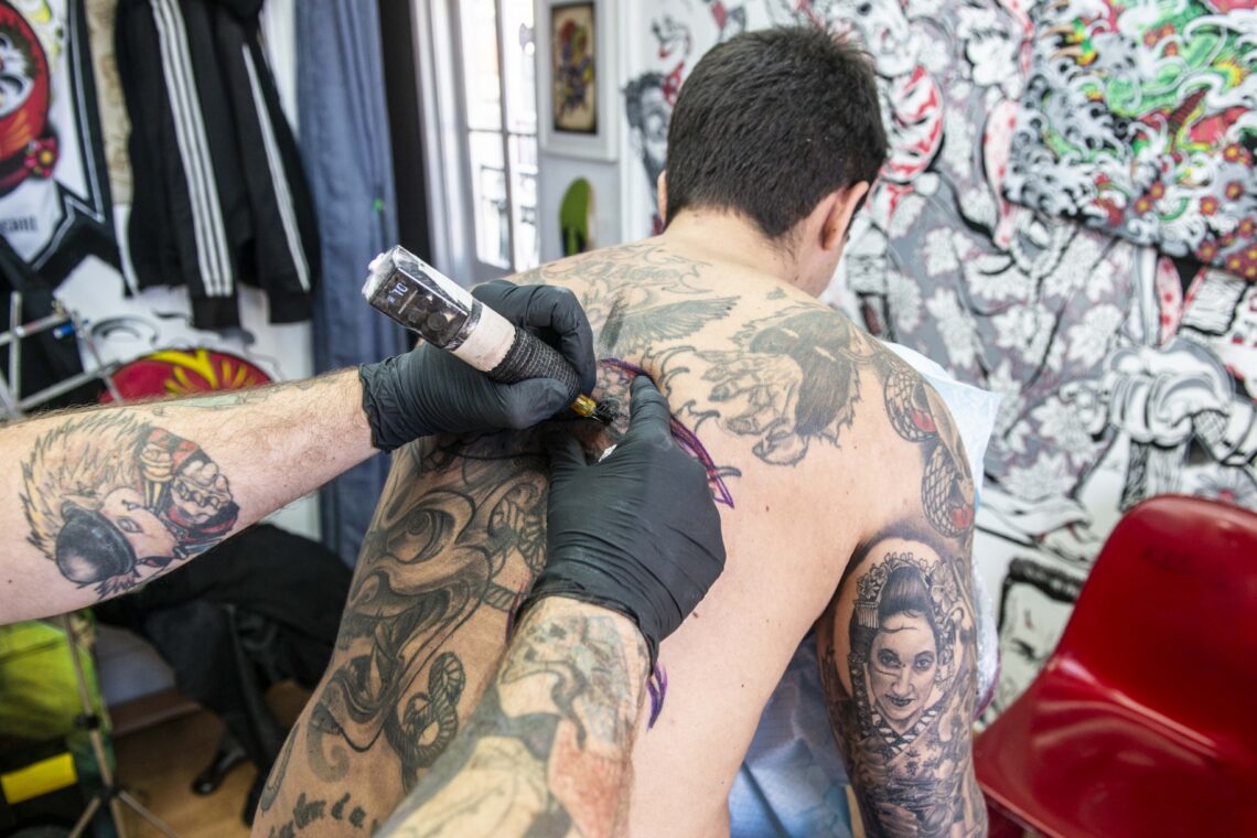“Tatuar é uma forma de desenhar numa tela viva que sangra, estica, encolhe, sangra, aleija-se, envelhece