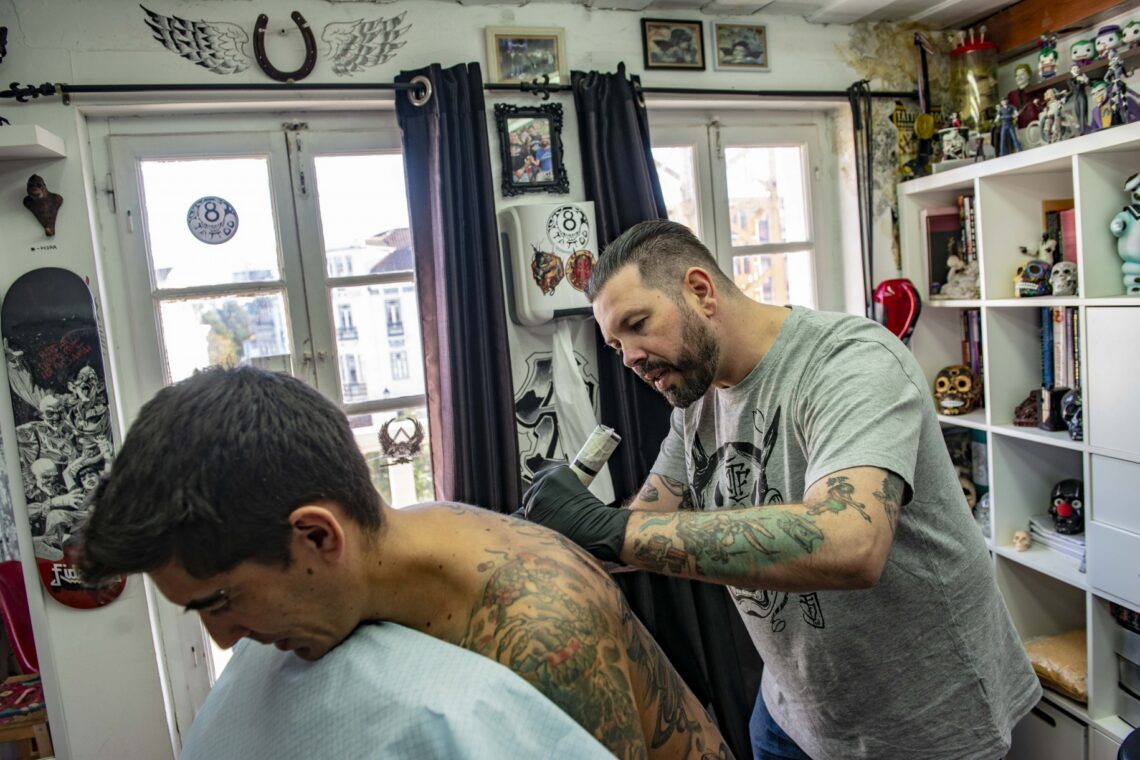 “Tatuar é uma forma de desenhar numa tela viva que sangra, estica, encolhe, sangra, aleija-se, envelhece