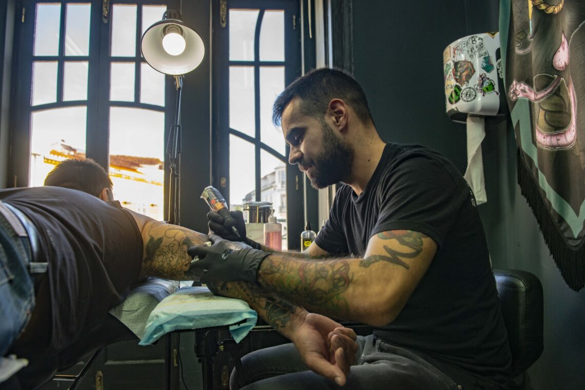 “Tatuar é uma forma de desenhar numa tela viva que sangra, estica, encolhe, sangra, aleija-se, envelhece
