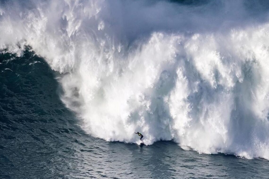 Surfista francesa numa das várias ondas gigantes que já surfou na Praia do Norte