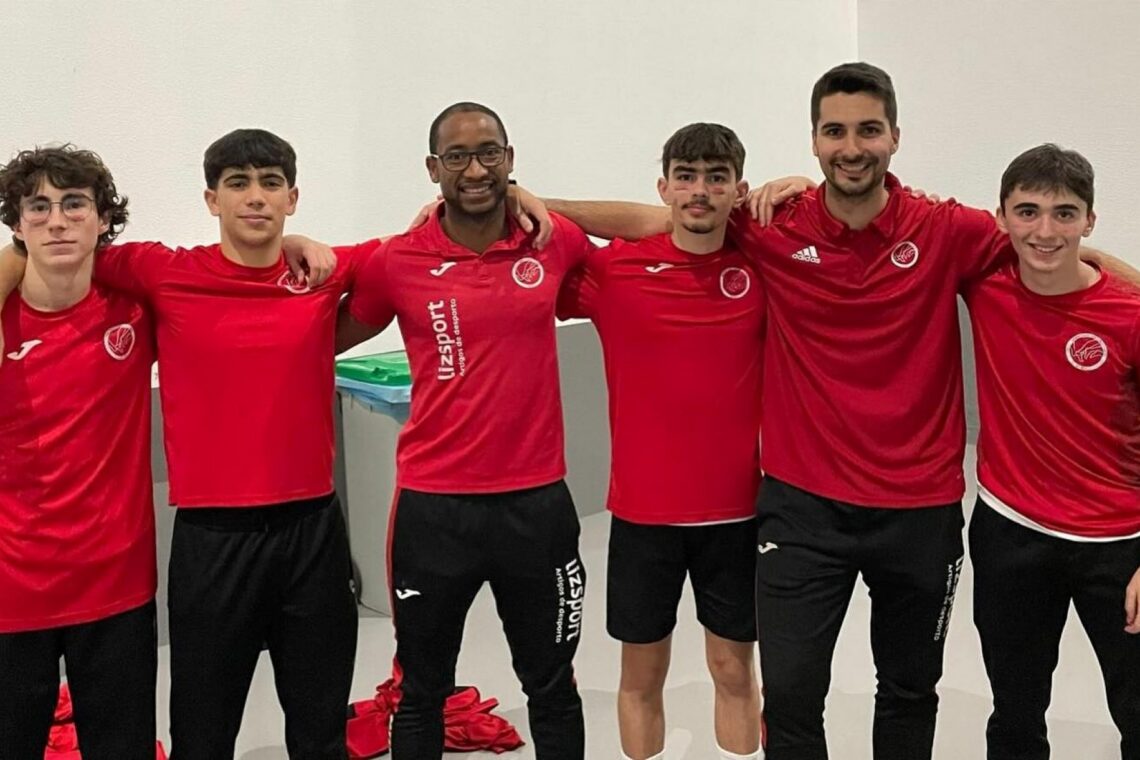 Equipa de estafeta com os treinadores Pedro Carvalho e Wilson Martins