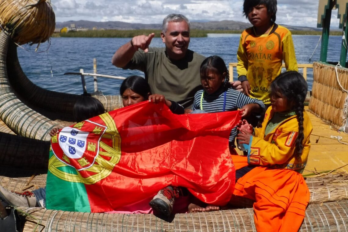 Carlos Sintra junto ao  Titicaca, o lago navegável “mais  alto do mundo"
