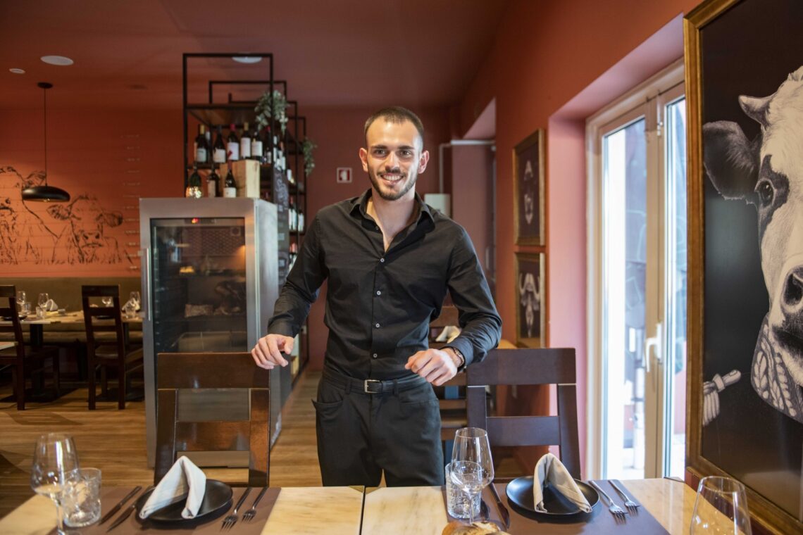 Leonardo Vieira que, além de estagiar num ginásio para terminar a licenciatura, trabalha também num bar, num café e numa barbearia