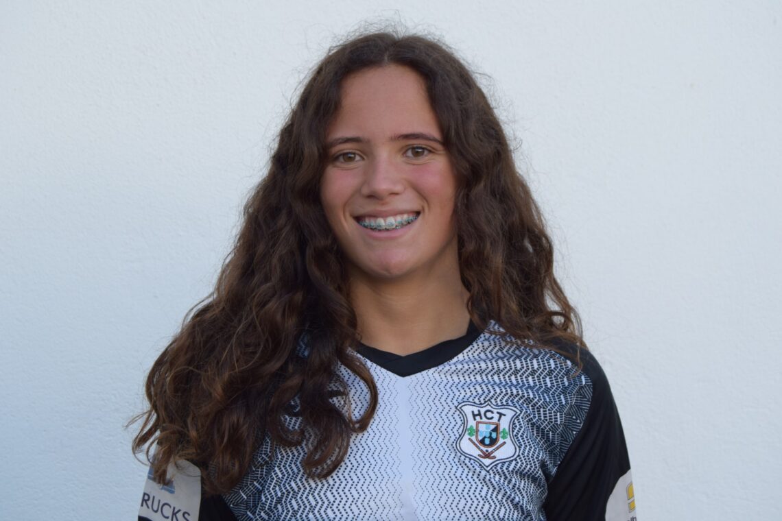 Na Aldeia do Hóquei todos conhecem a menina de longos caracóis e sorriso rasgado
