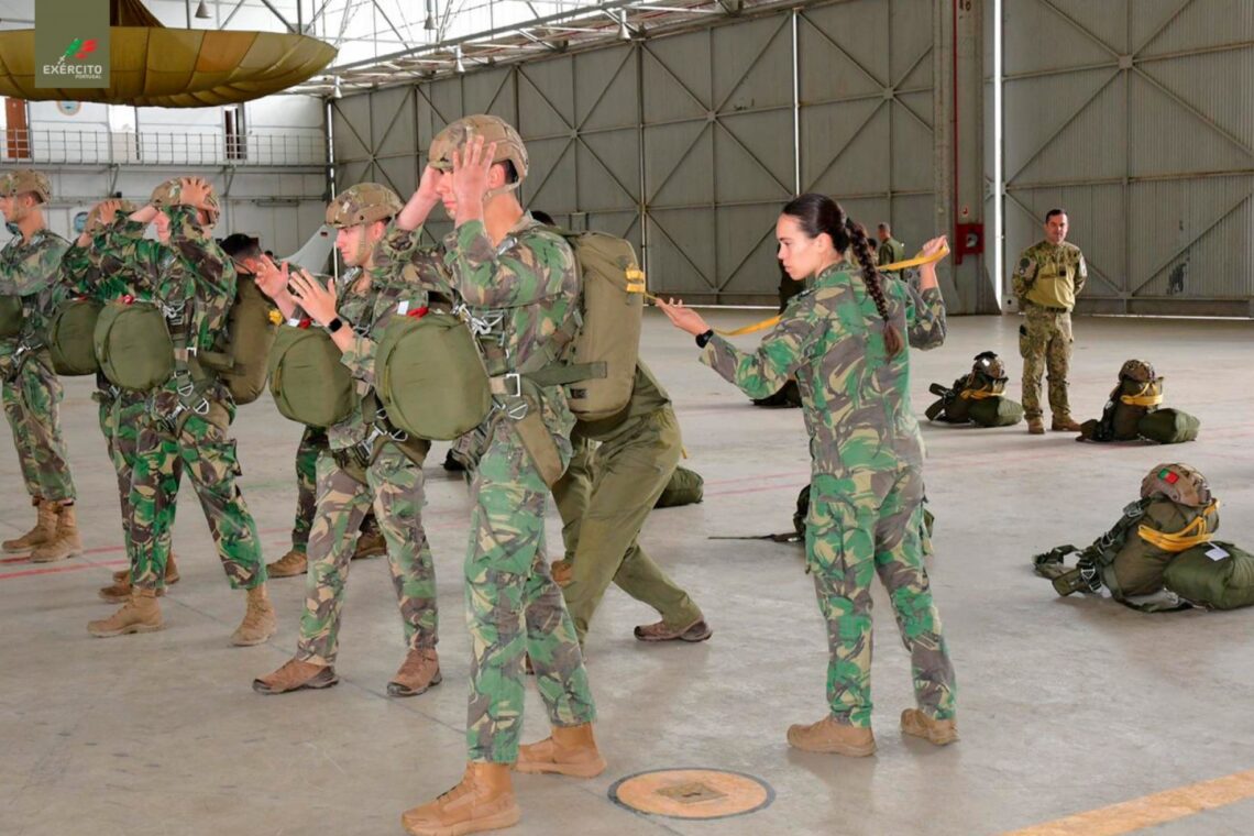 Liane Ruivaco, tenente no Exército, natural de Monte Real