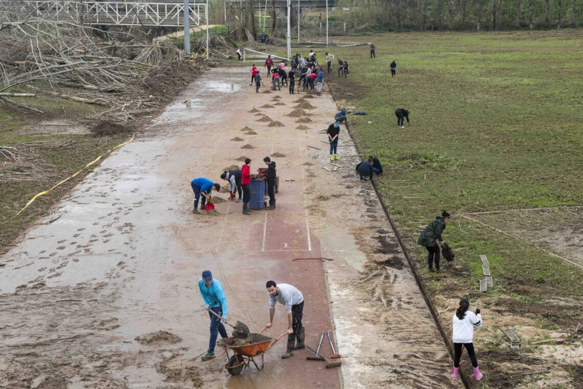 Atletas arregaçam as mangas para limpar o Centro Nacional de Lançamentos