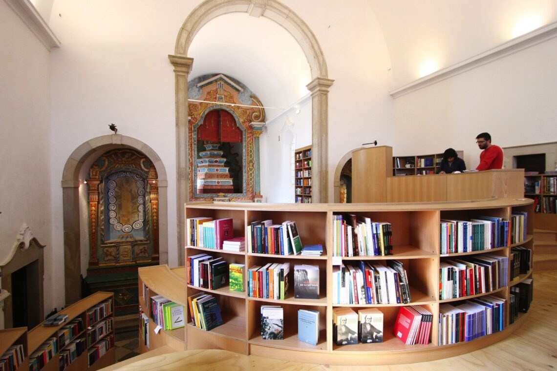Livraria de Santiago, em Óbidos, foi instalada na Igreja de São Tiago, que estava há anos fechada ao culto