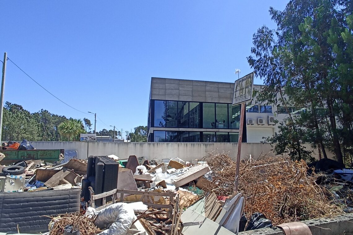 Lixeira na zona industrial da Ortigosa assusta população