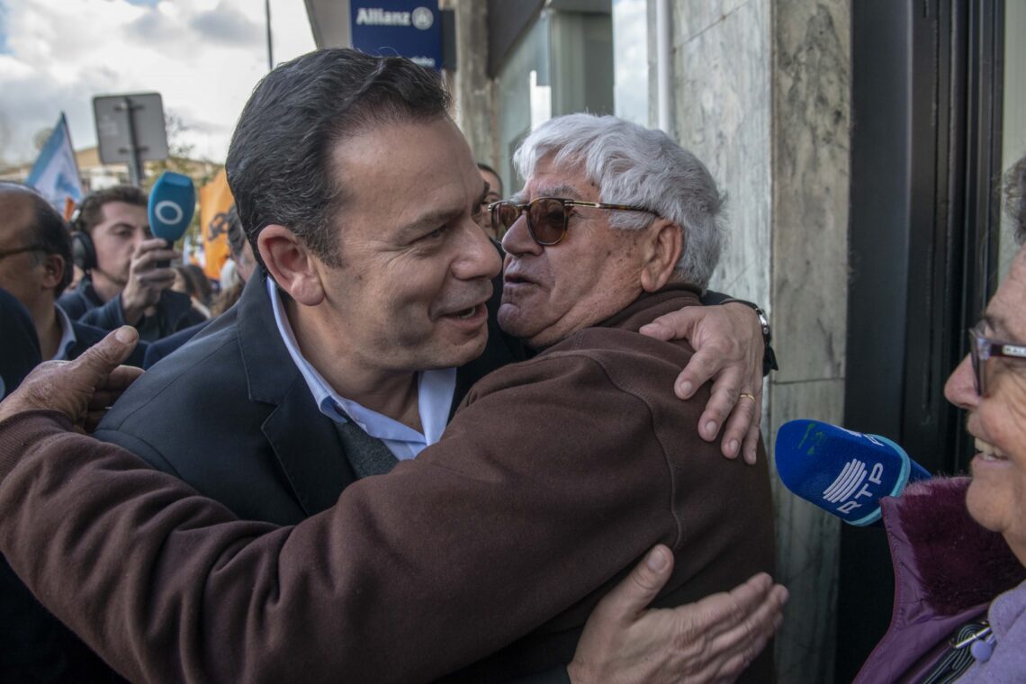 Nesta arruada, Montenegro apostou no contacto com os eleitores