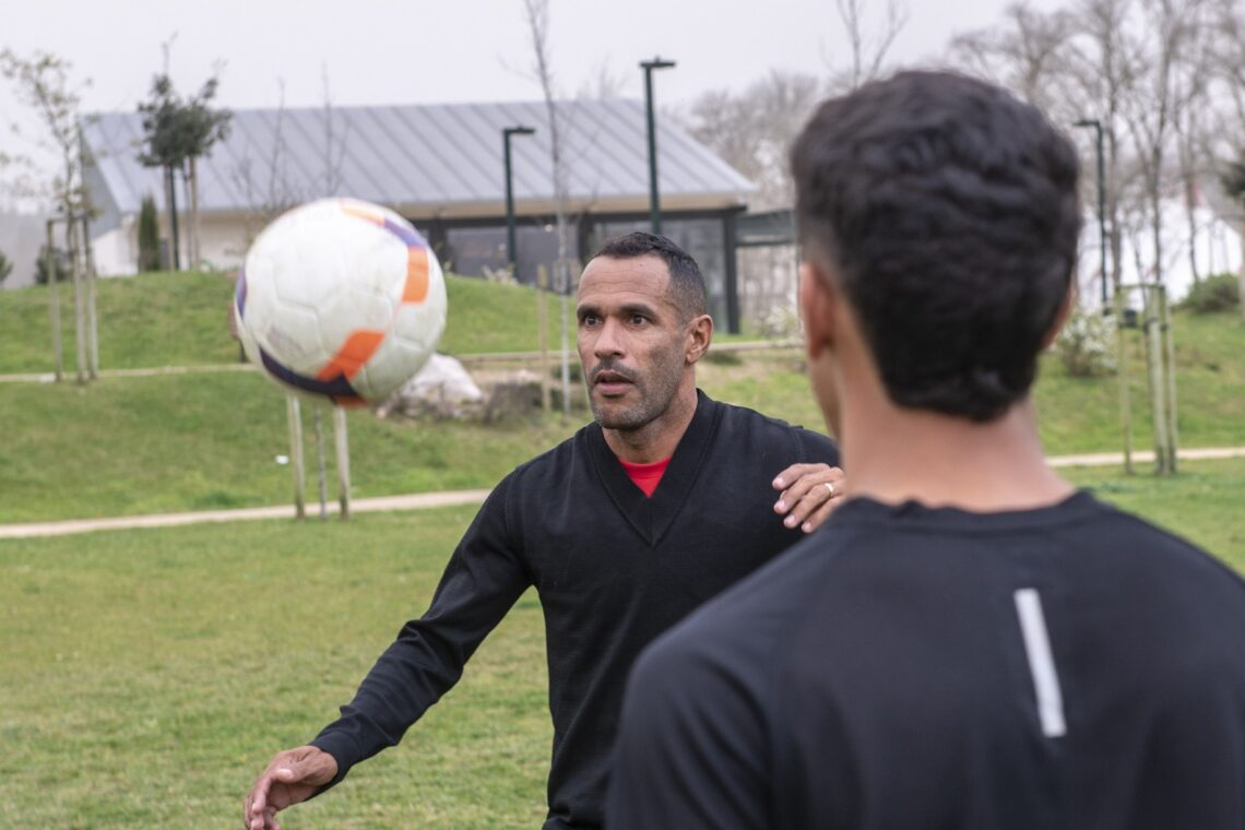 Maciel volta para lançar o filho e treinar jogador que fugiu da guerra