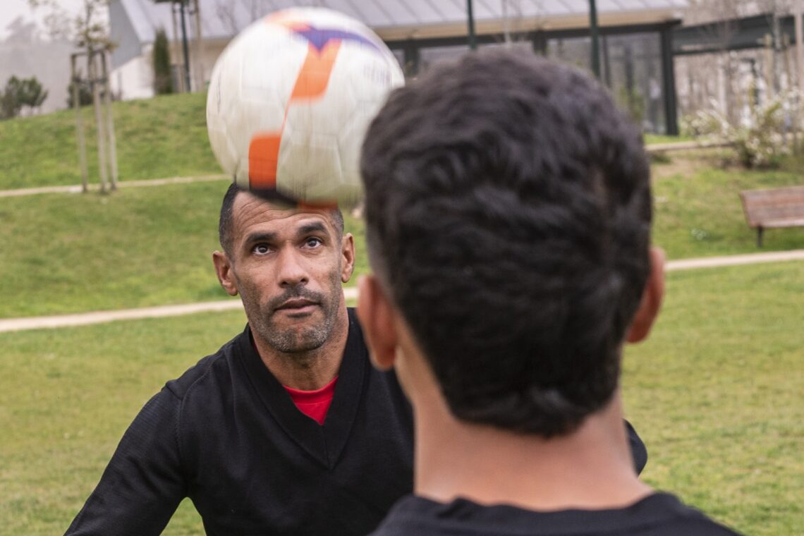 Maciel volta para lançar o filho e treinar jogador que fugiu da guerra