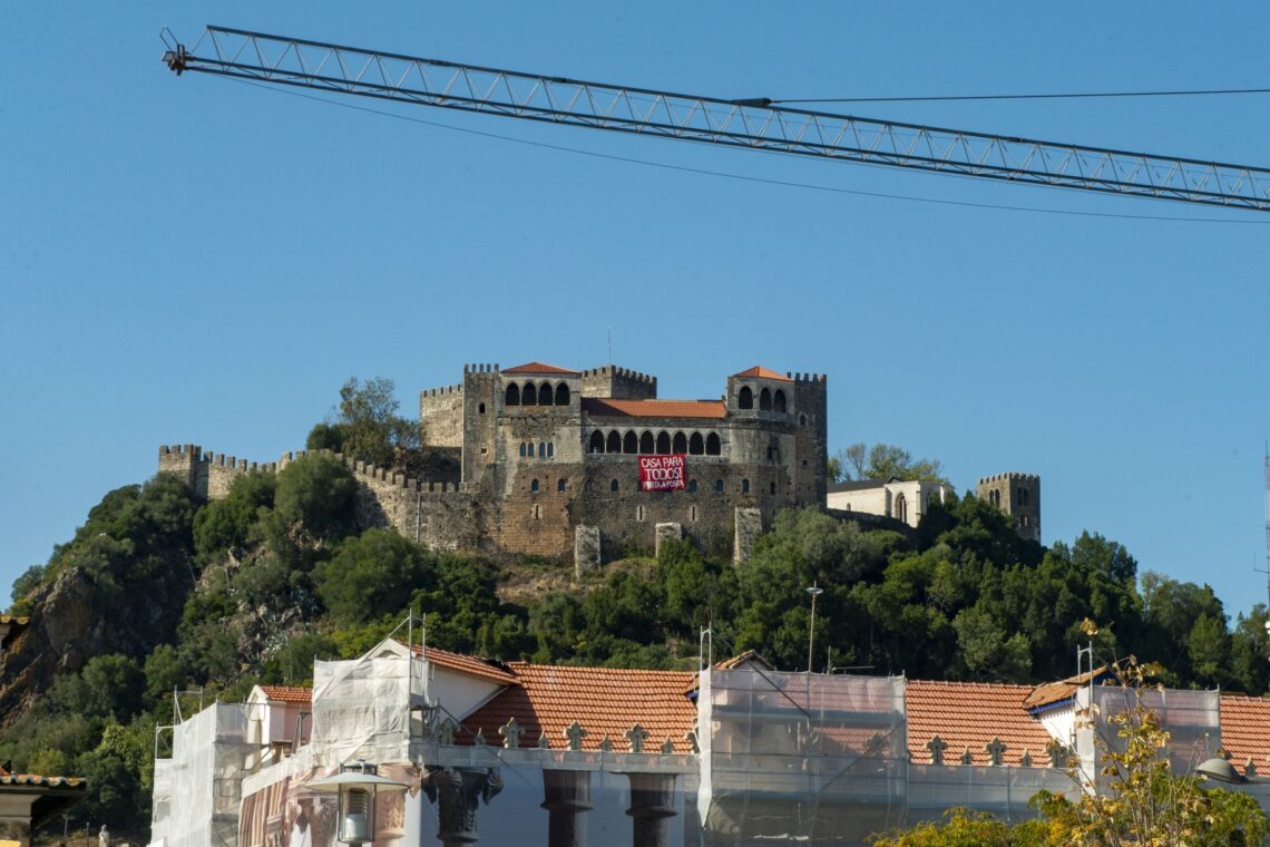 Organizou descerrou uma faixa na varanda do Castelo de Leiria