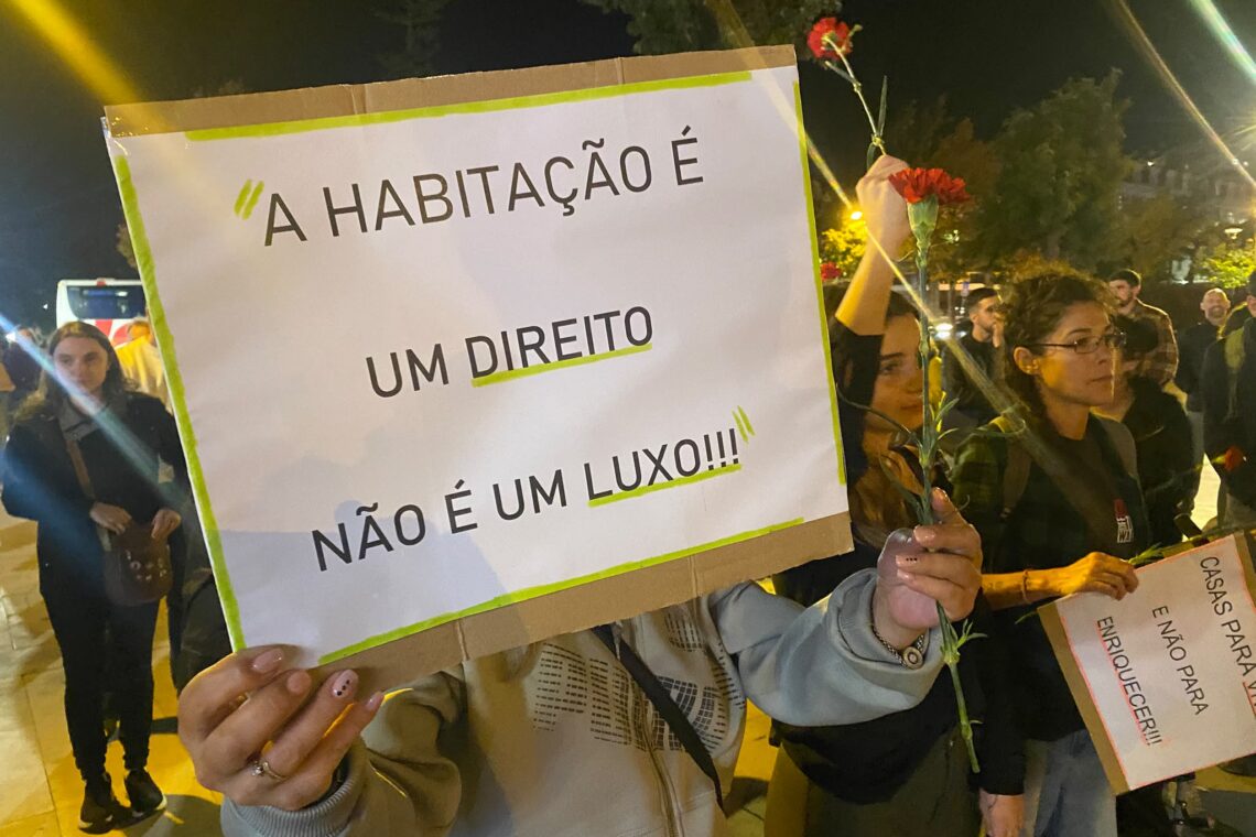 Fonte luminosa encheu-se com apelos a lutar por melhores condições de vida