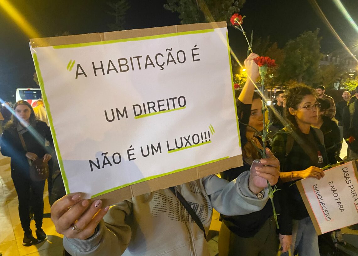 Fonte luminosa encheu-se com apelos a lutar por melhores condições de vida
