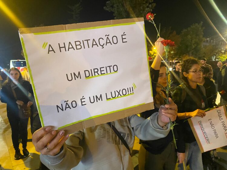 Fonte luminosa encheu-se com apelos a lutar por melhores condições de vida